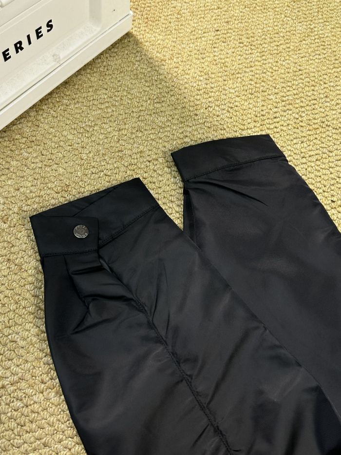 高品質 プラダ 激安偽物 秋冬シリーズポケット三角ロゴナイロン光沢ジャケット男女タイプ