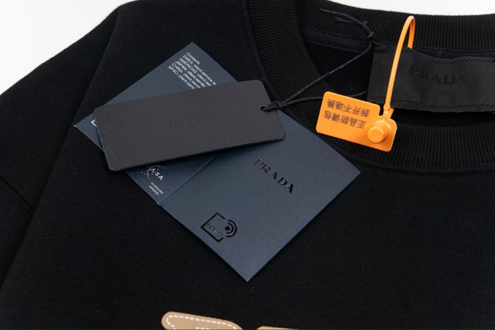 日本未入荷 プラダ スーパーコピー 24 Ssク24 Ssパッチワークレザー刺繍ラウンドネックパーカー