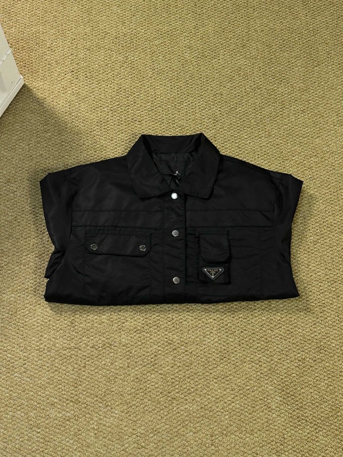 高品質 プラダ 激安偽物 秋冬シリーズポケット三角ロゴナイロン光沢ジャケット男女タイプ