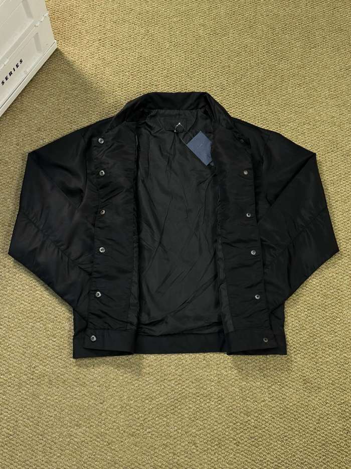 高品質 プラダ 激安偽物 秋冬シリーズポケット三角ロゴナイロン光沢ジャケット男女タイプ