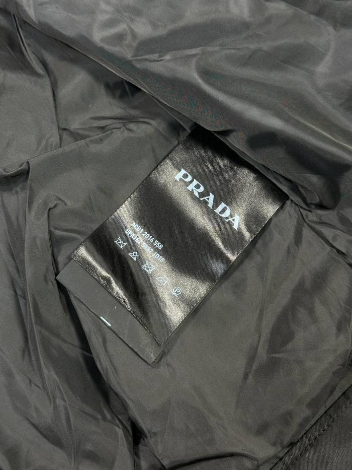 高品質 プラダ 激安偽物 秋冬シリーズポケット三角ロゴナイロン光沢ジャケット男女タイプ