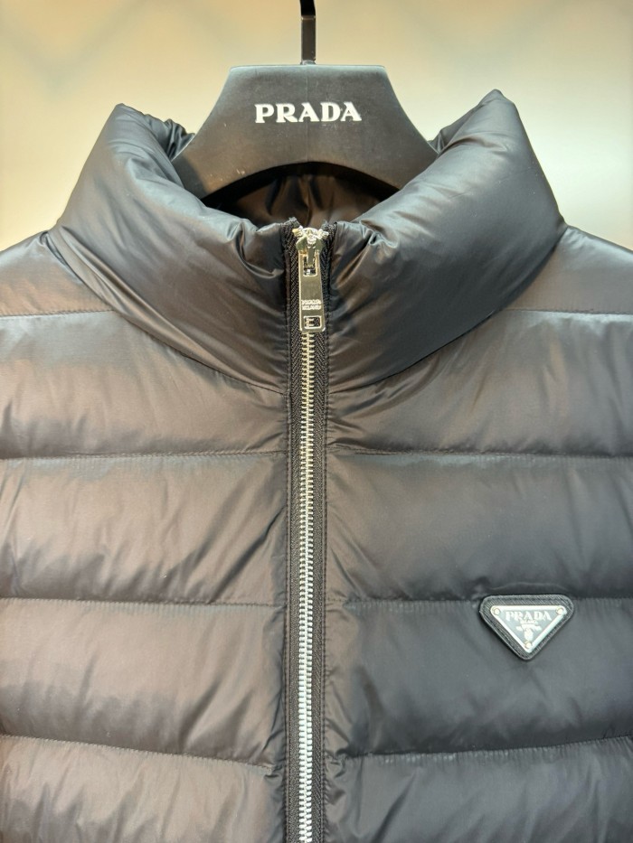 日本未入荷 プラダ n級品 ウールニットのパッチワークがおしゃれスリムダウンジャケット