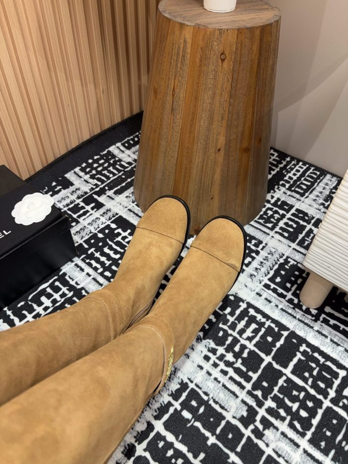 日本未入荷 シャネル 激安通販 秋冬のメタリックバックルの太ヒールブーツ