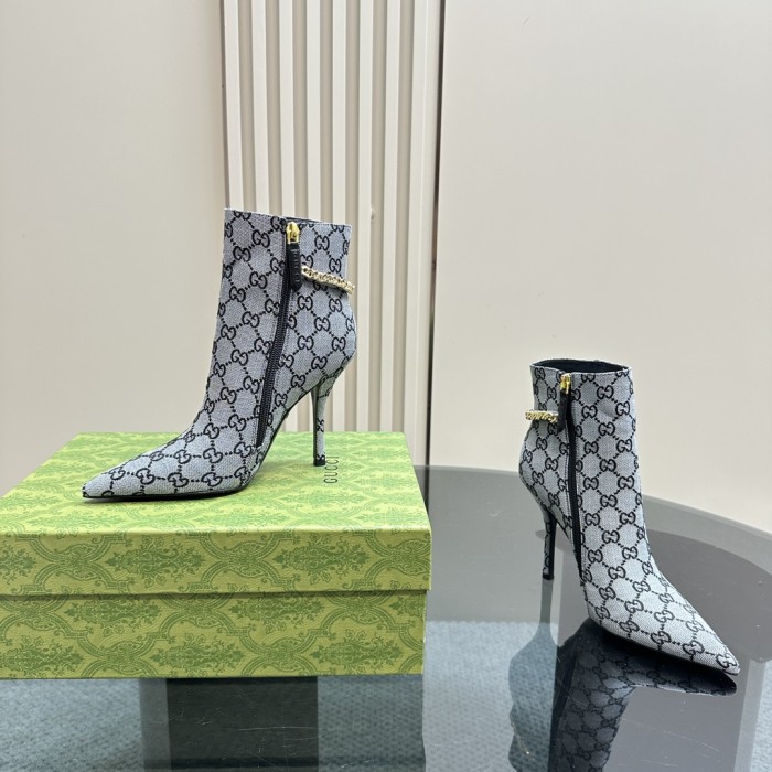 一目惚れ♪ グッチ スーパーコピー Gucci定番爆款秋冬尖頭チェーンハイヒールショートブーツ