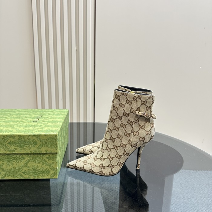 入手困難 グッチ n級品 Gucci定番爆款秋冬尖頭チェーンハイヒールショートブーツ