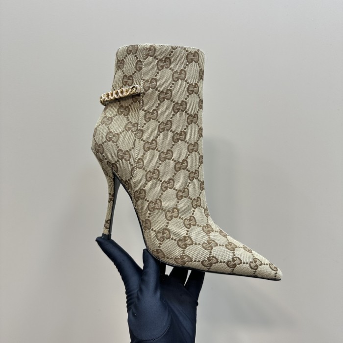 入手困難 グッチ n級品 Gucci定番爆款秋冬尖頭チェーンハイヒールショートブーツ