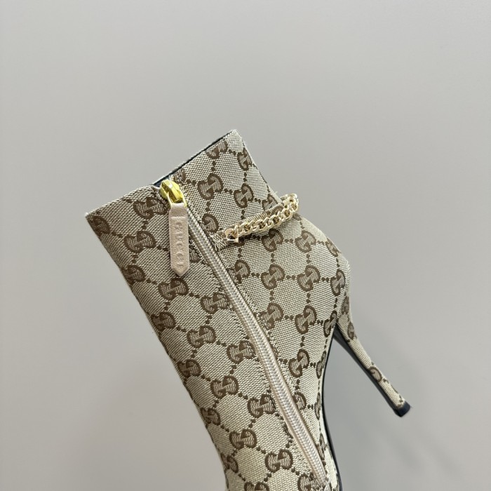入手困難 グッチ n級品 Gucci定番爆款秋冬尖頭チェーンハイヒールショートブーツ