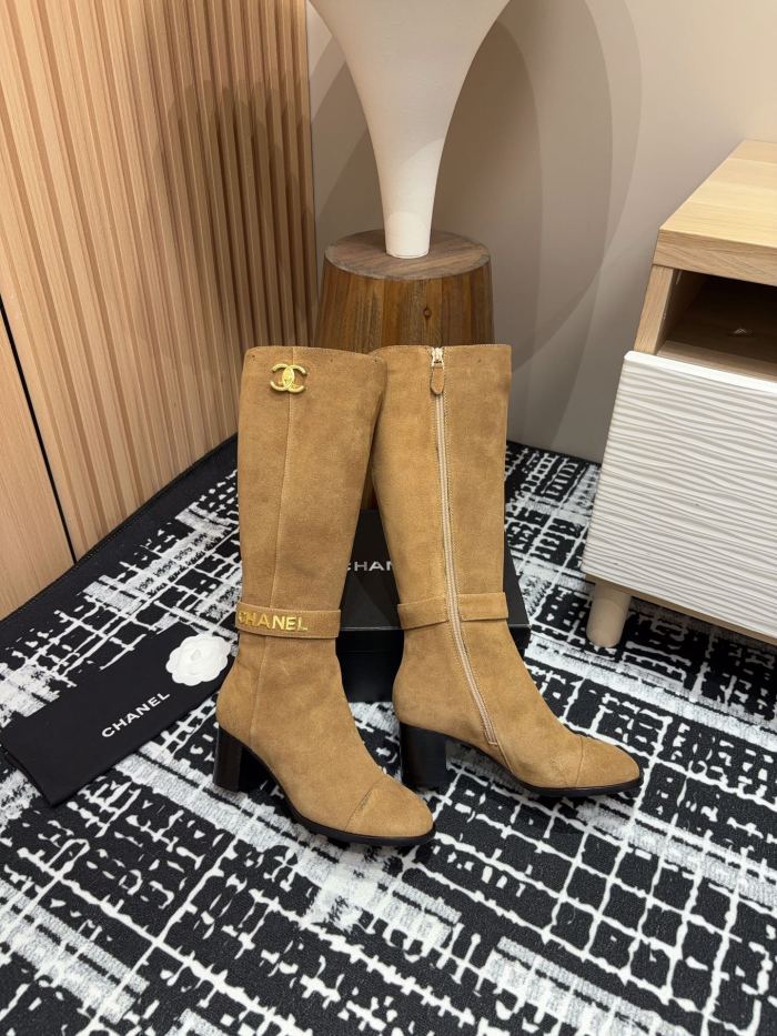 日本未入荷 シャネル 激安通販 秋冬のメタリックバックルの太ヒールブーツ