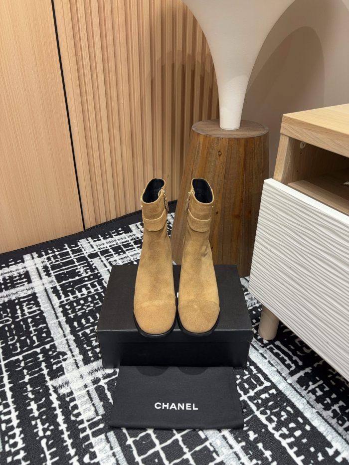 新作 シャネル n級品 秋冬のChanel*スパイスメタルバックルの太ヒールショートブーツ