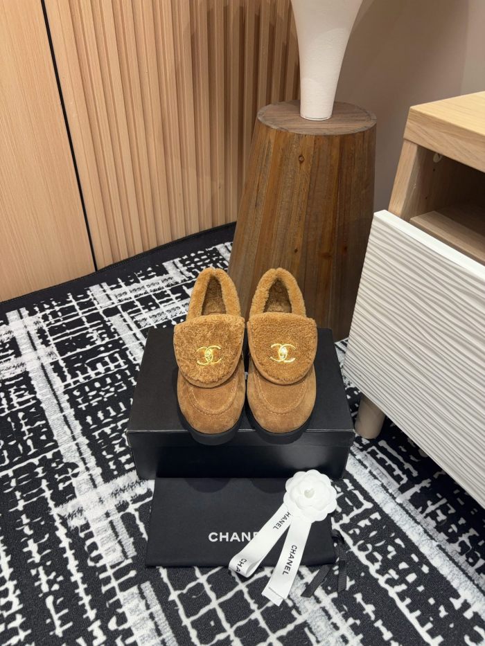 大人気 シャネル 激安偽物 24 Ss秋冬Chanel香ちゃんランドセルバックルメリフルシューズ