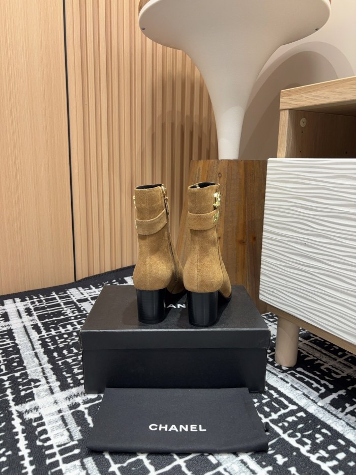 新作 シャネル n級品 秋冬のChanel*スパイスメタルバックルの太ヒールショートブーツ