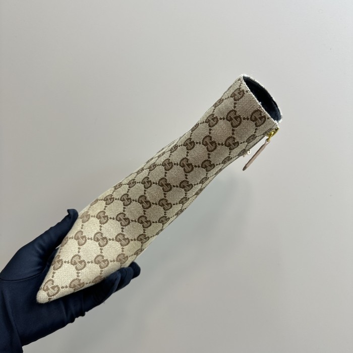 入手困難 グッチ n級品 Gucci定番爆款秋冬尖頭チェーンハイヒールショートブーツ