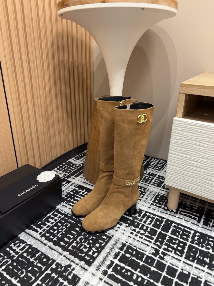 日本未入荷 シャネル 激安通販 秋冬のメタリックバックルの太ヒールブーツ