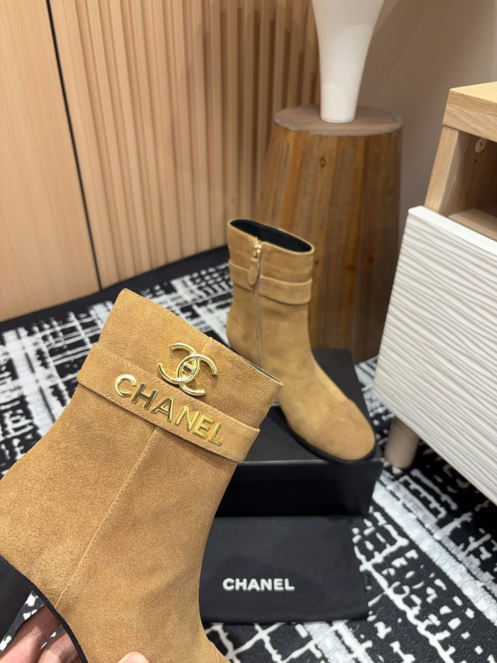 新作 シャネル n級品 秋冬のChanel*スパイスメタルバックルの太ヒールショートブーツ