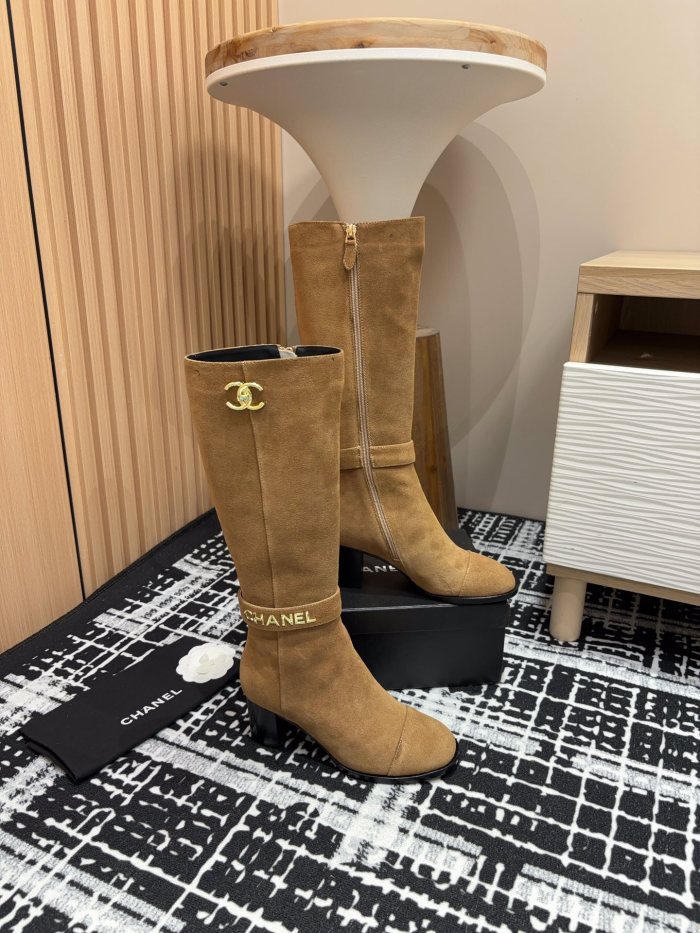 日本未入荷 シャネル 激安通販 秋冬のメタリックバックルの太ヒールブーツ