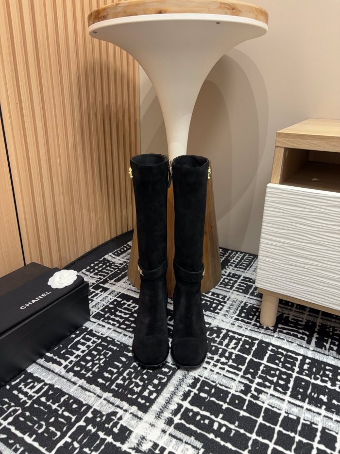 【限定】シャネル 偽物通販 秋冬のメタリックバックルの太ヒールブーツ