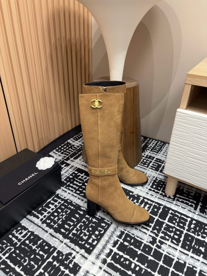 日本未入荷 シャネル 激安通販 秋冬のメタリックバックルの太ヒールブーツ