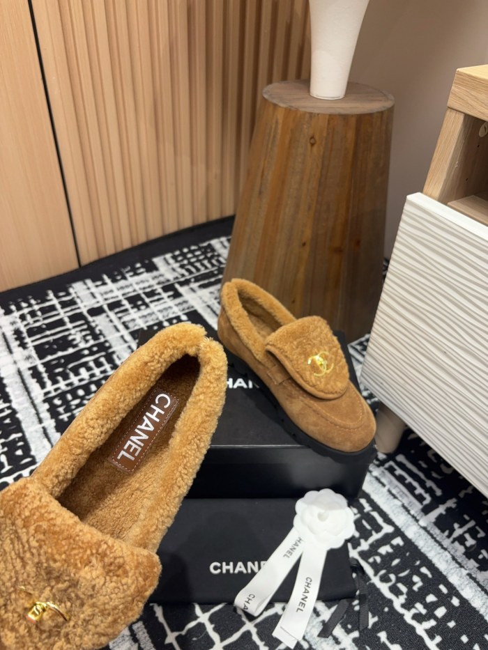 大人気 シャネル 激安偽物 24 Ss秋冬Chanel香ちゃんランドセルバックルメリフルシューズ