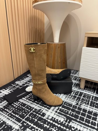 日本未入荷 シャネル 激安通販 秋冬のメタリックバックルの太ヒールブーツ