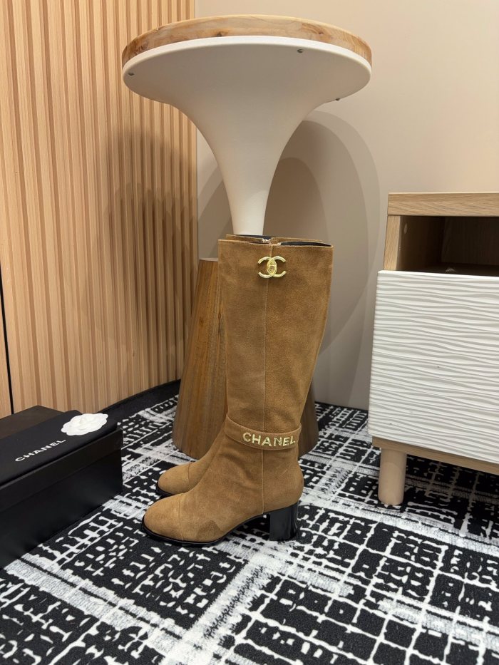 日本未入荷 シャネル 激安通販 秋冬のメタリックバックルの太ヒールブーツ