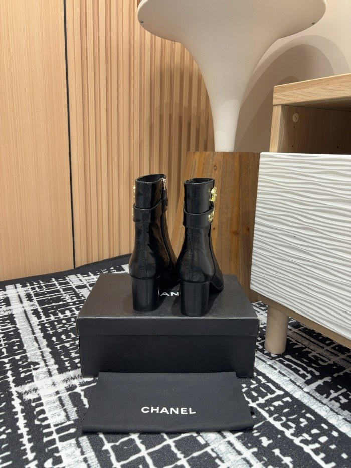 超奇跡の入荷☆ シャネル 激安偽物 秋冬のChanel*スパイスメタルバックルの太ヒールショートブーツ