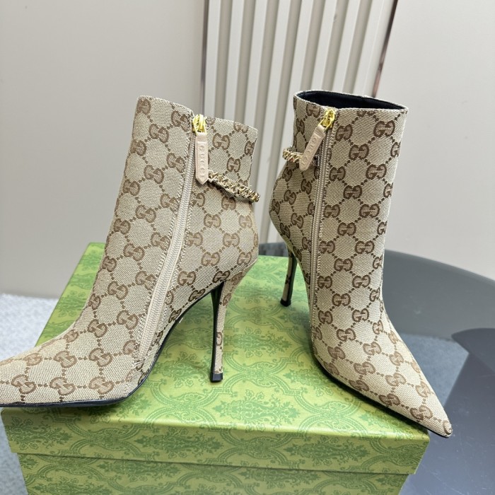 入手困難 グッチ n級品 Gucci定番爆款秋冬尖頭チェーンハイヒールショートブーツ