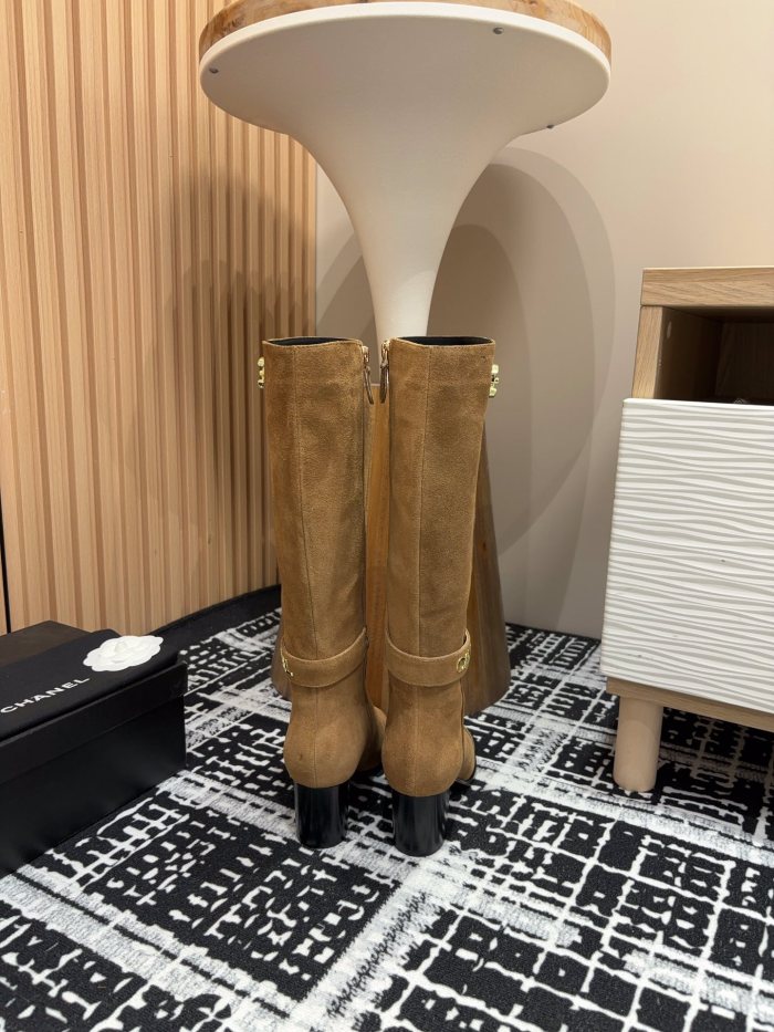 日本未入荷 シャネル 激安通販 秋冬のメタリックバックルの太ヒールブーツ