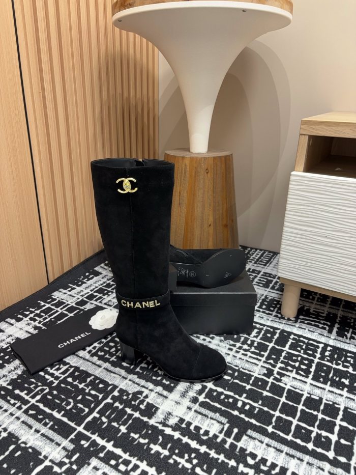 【限定】シャネル 偽物通販 秋冬のメタリックバックルの太ヒールブーツ