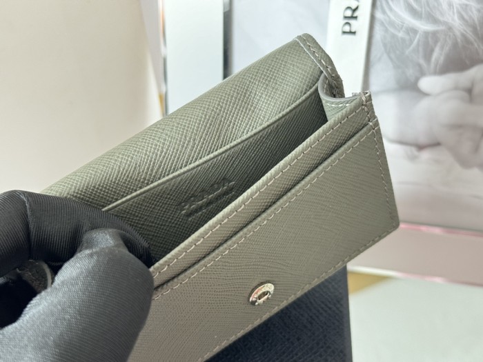 一目惚れ♪ プラダ n級品 短財布