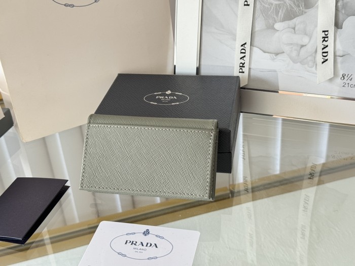 一目惚れ♪ プラダ n級品 短財布
