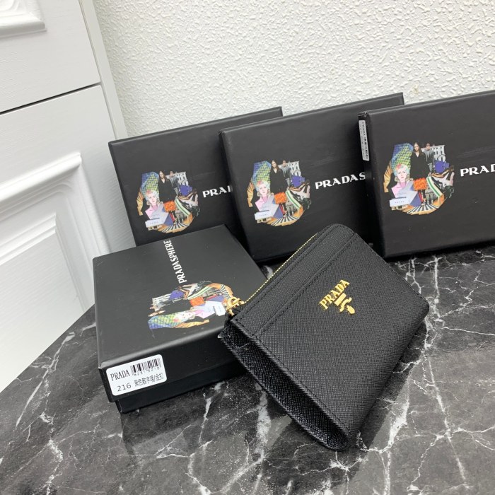 【話題商品！】 プラダ 激安偽物 短財布