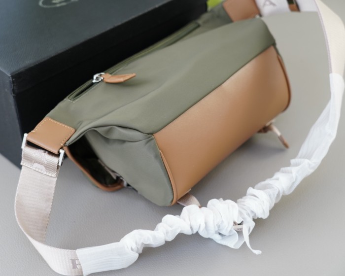 日本未入荷 プラダ コピー メンズショルダーバッグを斜め掛