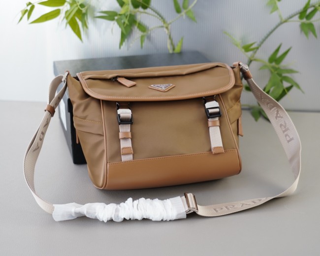 日本未入荷 プラダ コピーおすすめ ショルダーバッグを斜め掛けにする