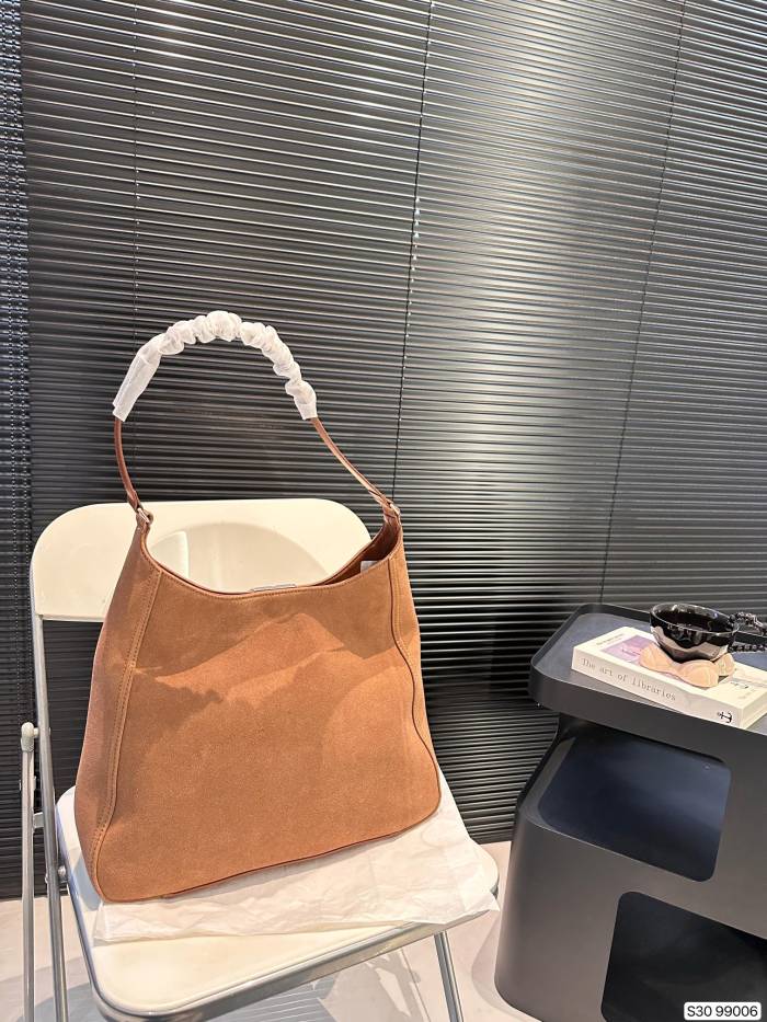 追跡付 バレンシアガ コピーおすすめ 高級感のあるワキバッグ