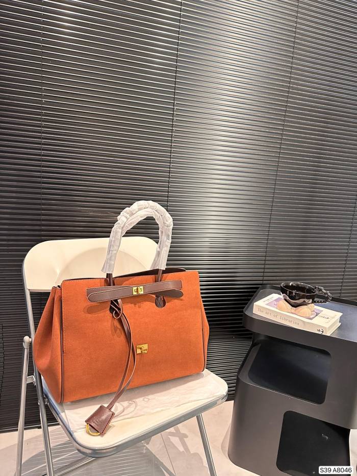超奇跡の入荷☆ バレンシアガ 激安通販 柔らかなシルエットのバッグ