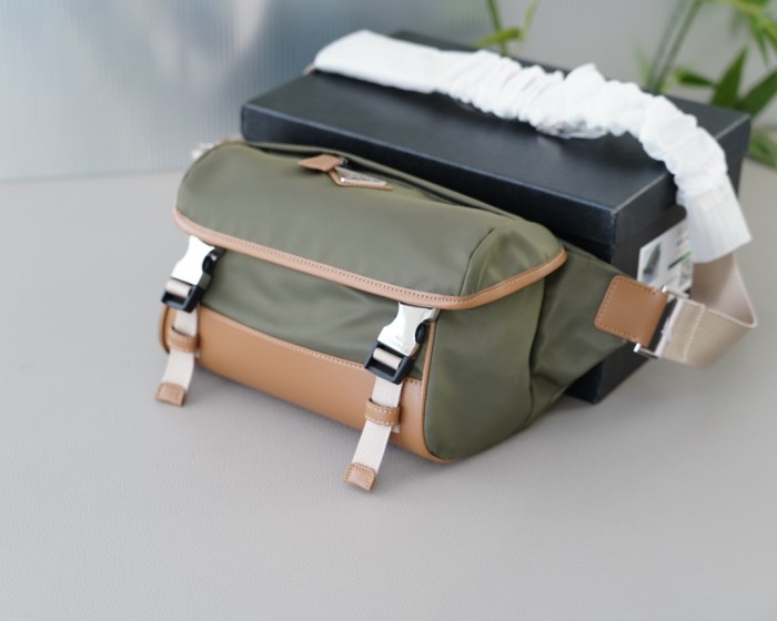 日本未入荷 プラダ コピー メンズショルダーバッグを斜め掛