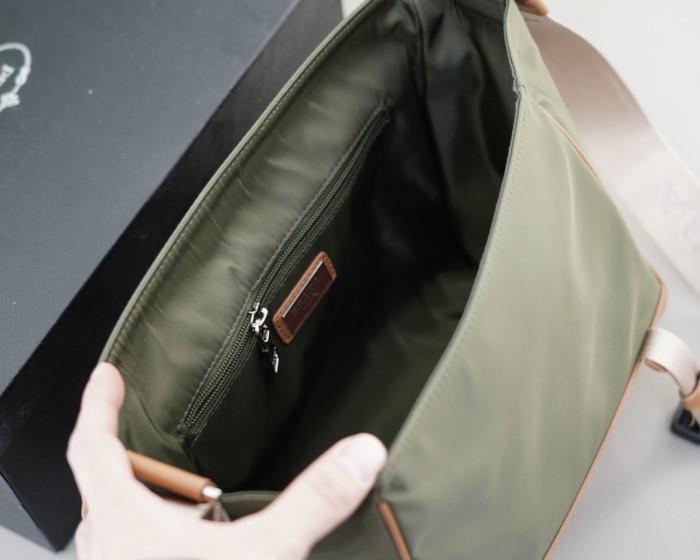 【話題商品！】プラダ 偽物通販 ショルダーバッグを斜め掛けにする