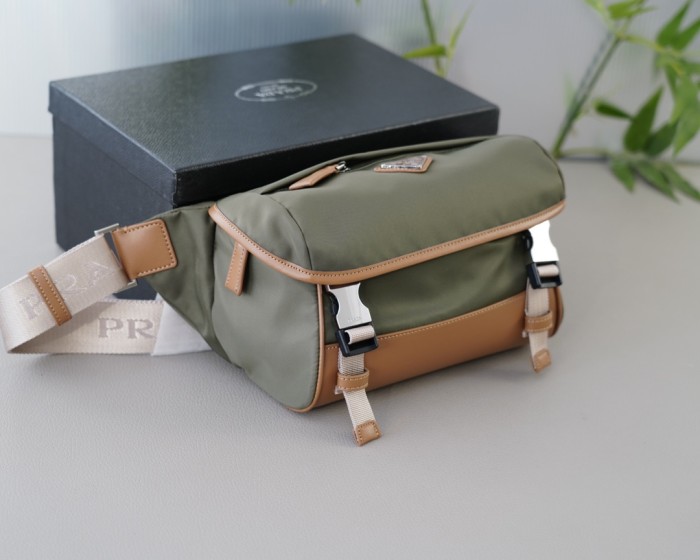 日本未入荷 プラダ コピー メンズショルダーバッグを斜め掛