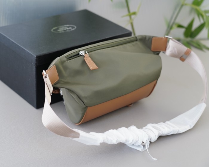 日本未入荷 プラダ コピー メンズショルダーバッグを斜め掛