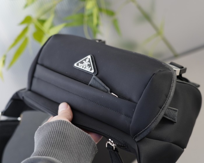 【話題商品！】 プラダ スーパーコピー メンズショルダーバッグを斜め掛