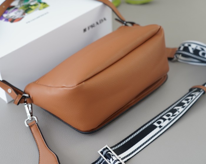 使い勝手良し プラダ スーパーコピー ショルダーバッグを斜め掛けにする