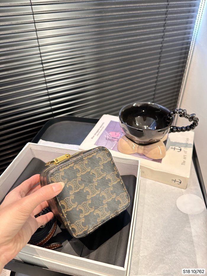 日本未入荷 セリーヌ コピーおすすめ の小箱