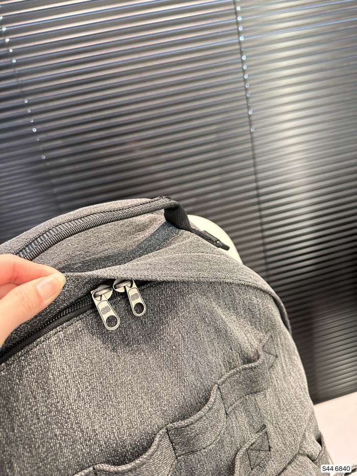 【限定】バレンシアガ スーパーコピー 新しいお気に入りのショルダーバッグ