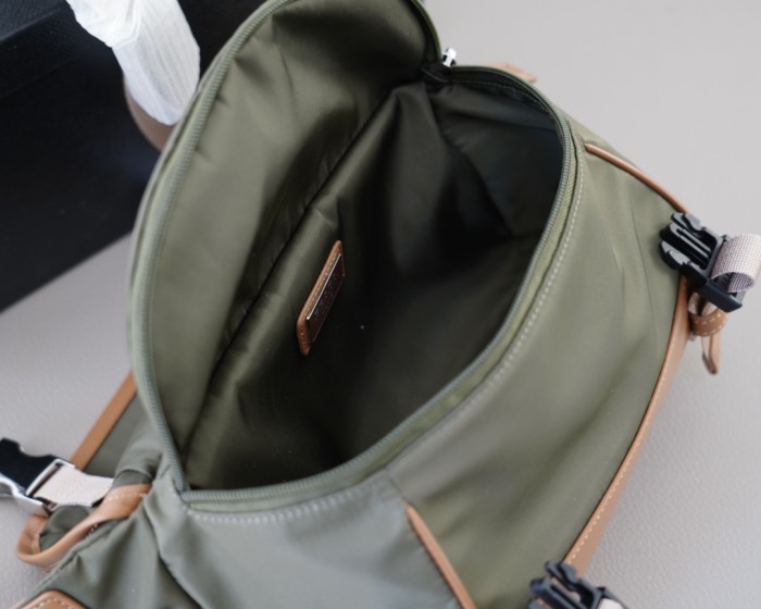 日本未入荷 プラダ コピー メンズショルダーバッグを斜め掛