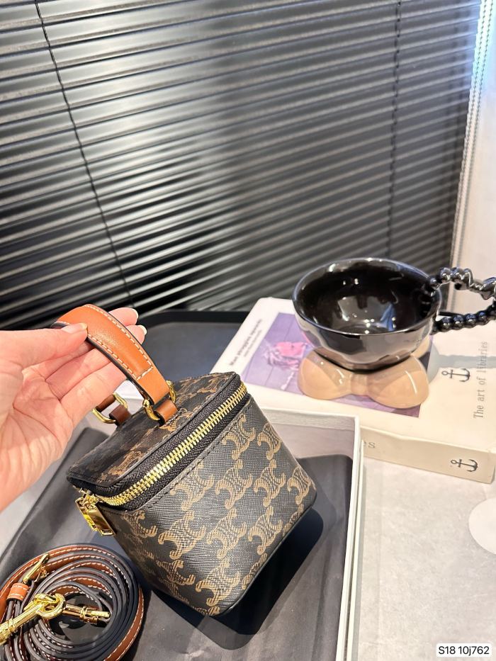 日本未入荷 セリーヌ コピーおすすめ の小箱