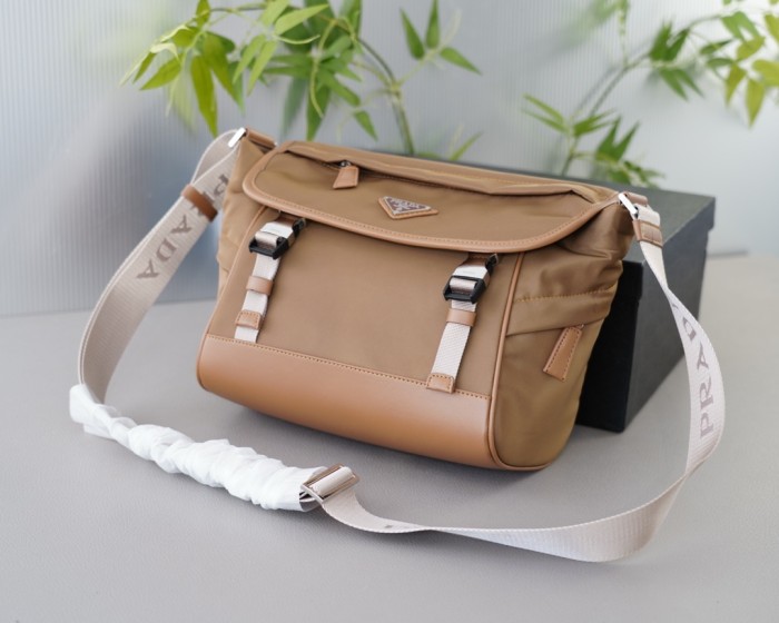 日本未入荷 プラダ コピーおすすめ ショルダーバッグを斜め掛けにする