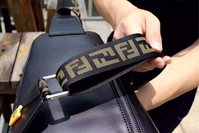 稀少 フェンディ コピー 胸バッグ