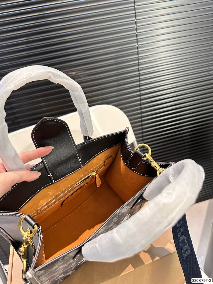 一目惚れ♪ コーチ コピー ショルダーバッグ