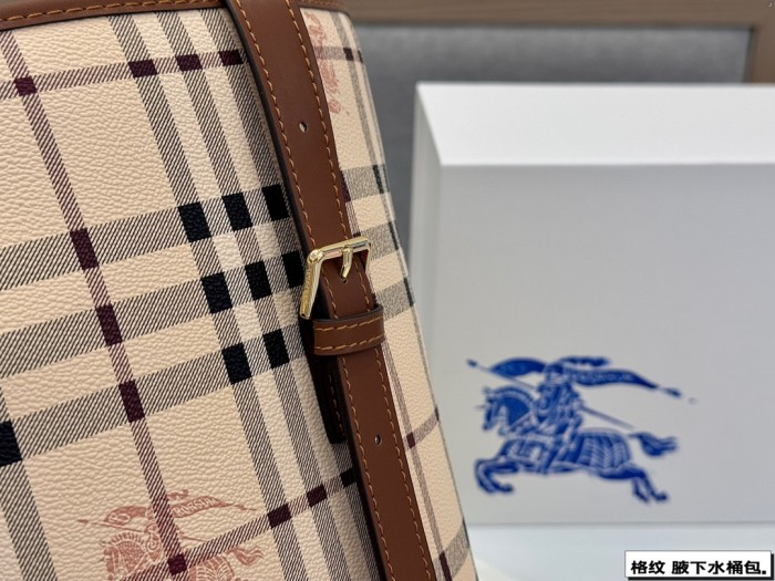 日本未入荷 バーバリー n級品 ハンドバック