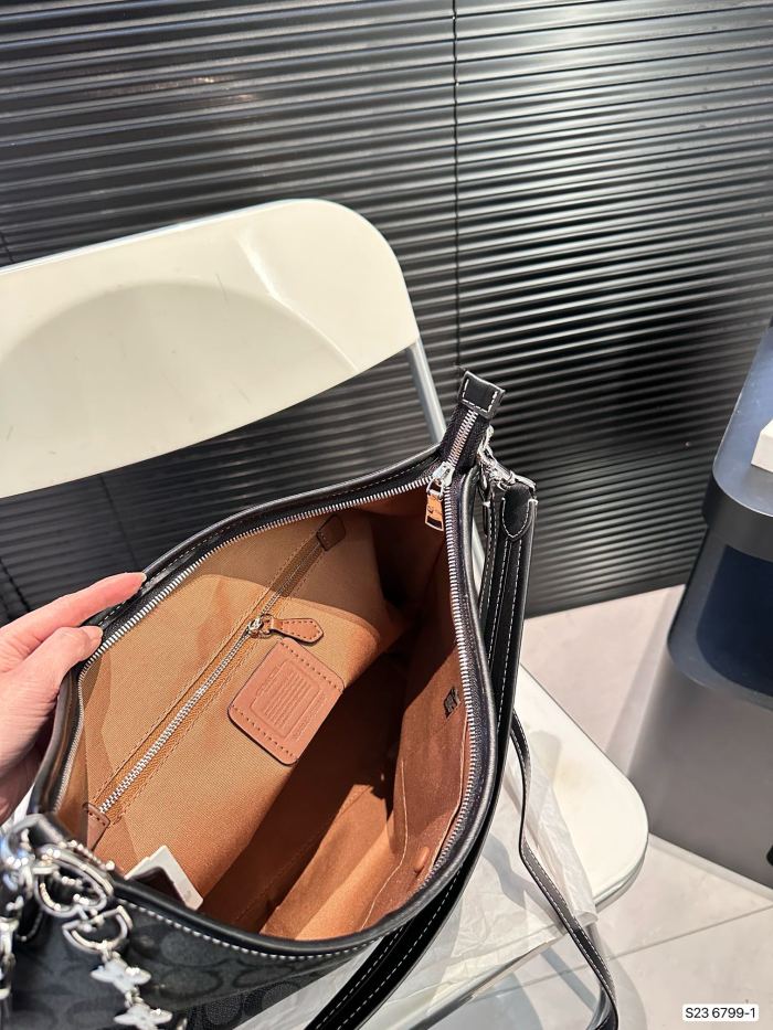 超奇跡の入荷☆ コーチ コピーおすすめ ショルダーバッグ
